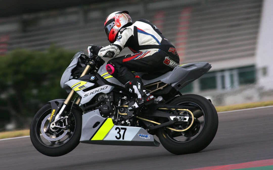 Menções sobre as participações em corrida do protótipo em desenvolvimento da S1000R Cup Edition